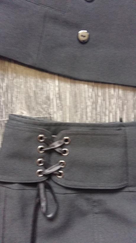 Predám dámsku sukňu a vestičku veľ. 36, s