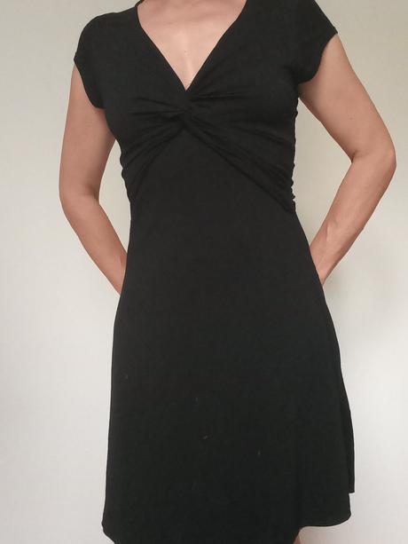 Ľahké čierne šaty s, s