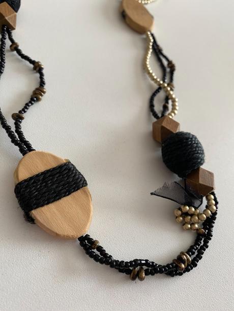 Krásny náhrdelník - čierno - dreveno - zlatý,