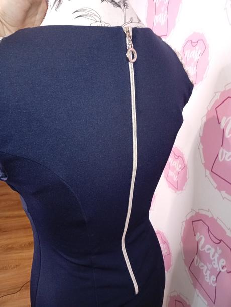 Tmavomodré šaty zdobené, s