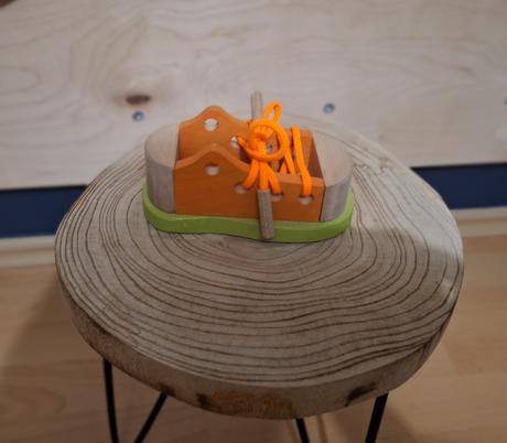 Pomôcka na nácvik zaväzovania šnúrok, 