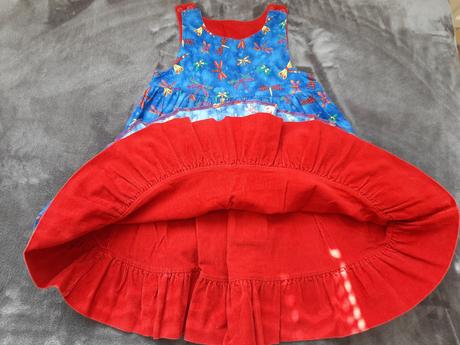 Nádherné obojstranné šaty s vážkami, 92