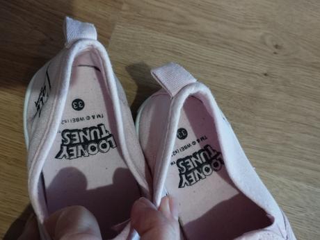 3. tenisky alebo aj papučky, 33