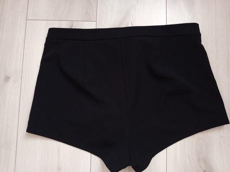 Látkové čierne kraťasy, bershka,38