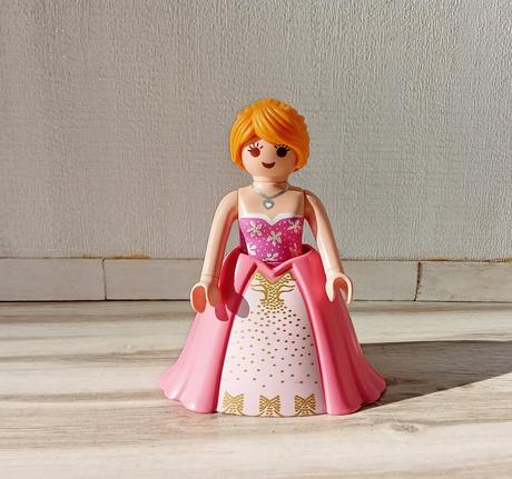 Drevený nábytok pre bábiky s 2 bábikami a mačkami, 