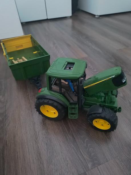 Bruder traktor john deere s vlečkou, 