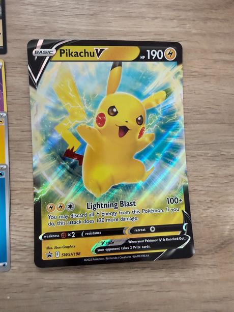 Pikachu kufrík a karty pokémon a lorcana,