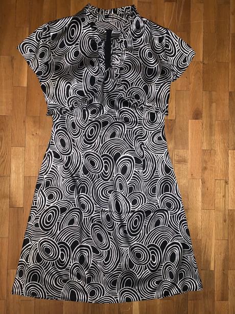 Čierne saténové šaty, l