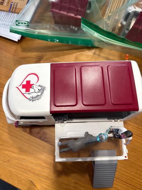 Schleich veterinárna ambulancia s koňom,