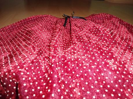 Bordova sametova sukna, 122