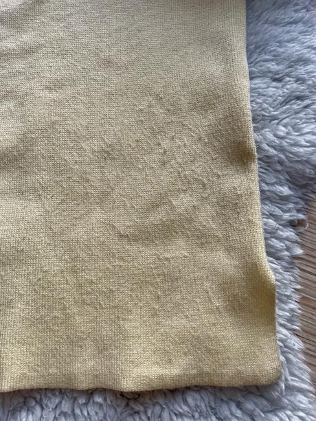 Bledozlty svetrik s v vystrihom, s