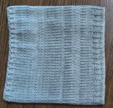 Nákrčník sivo biely so strieborným vzorom, 