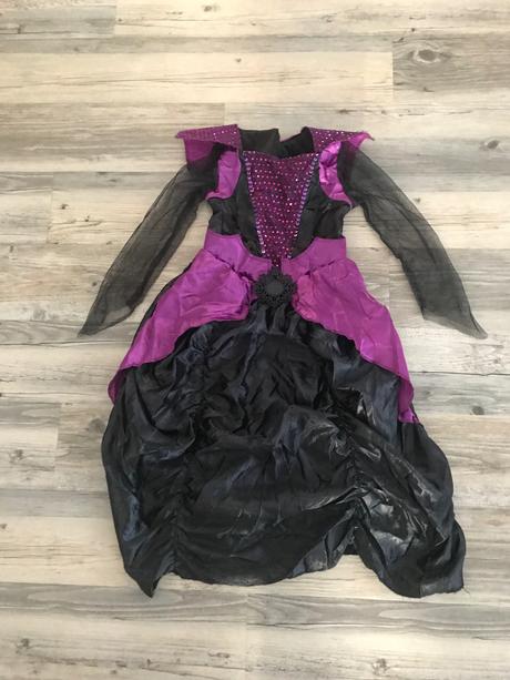 Šaty pre malu čarodejnícu,