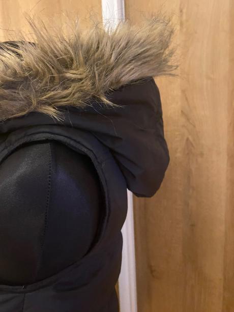 Y.d. - čierna bunda/vesta bez rukávov, 158