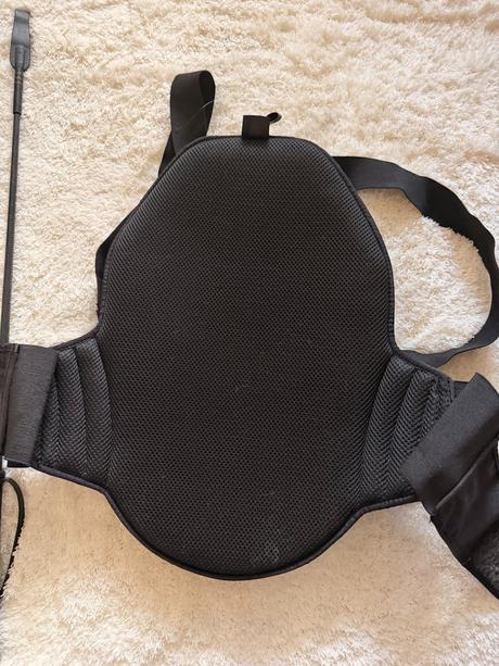Fouganza jazdecký chránič chrbtice + bičík, 