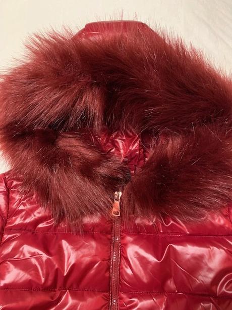 Metalická bordová bunda s kapucňou a kožušinou, l