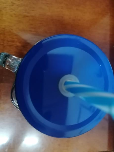 Sklenený pohár s viečkom a slamkou,