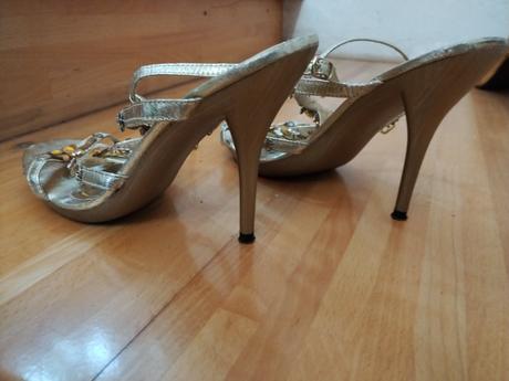 Zlaté sandálky, 40