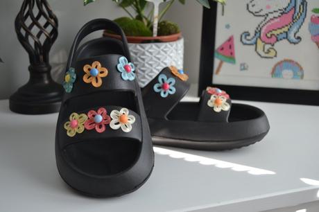 Štýlové čierne sandále / šľapky s kvetmi, veľ.39, 39