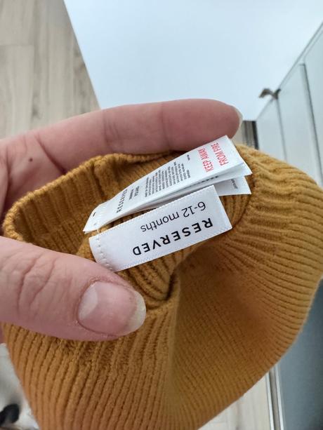 Čiapočka s brmbolcom, reserved,74