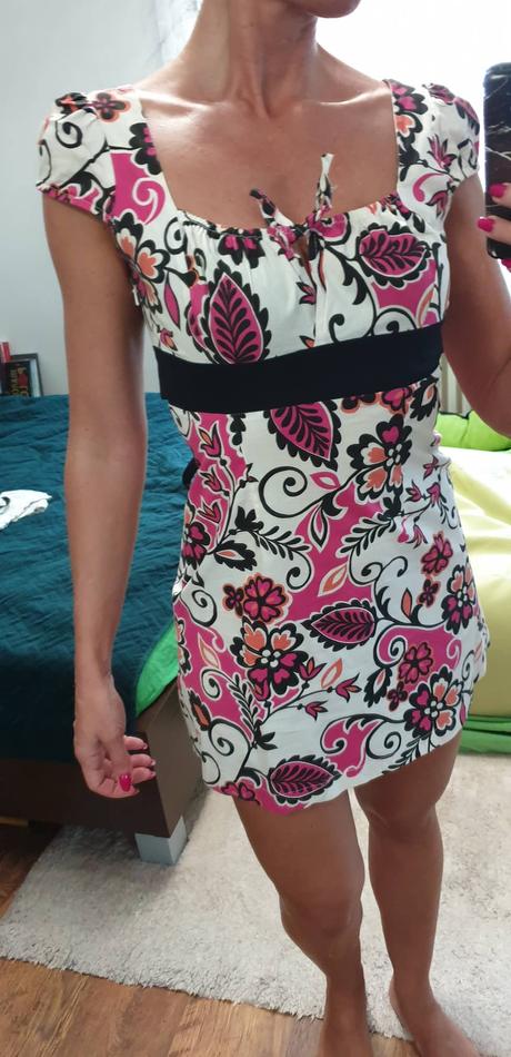 Ruzove vzorove saty, s