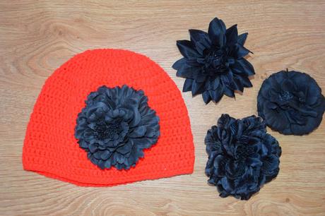 Háčkovaná čiapočka s kvetom, <50 - 158