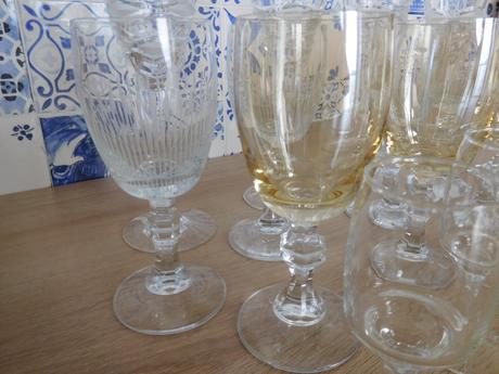 Sklenené poháre na nožičke, 