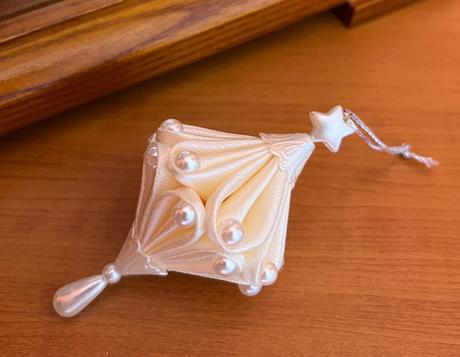 Vianočná saténová kvapka, 