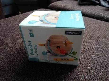 Drevený úľ s prevliekacími včielkami, 