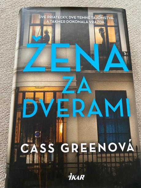 Temný psychologický hriller žena za dverami,