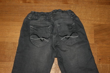 Čierne rifle s flitrami, č. 122, c&a,122