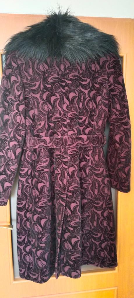 Elegantný vlnený kabát s vysokým percentom vlny, 38