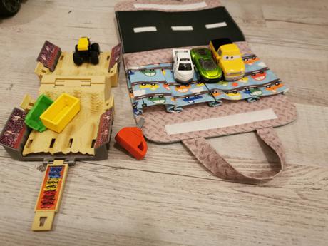 Hotweels mini monster truck show a obal na auticka,