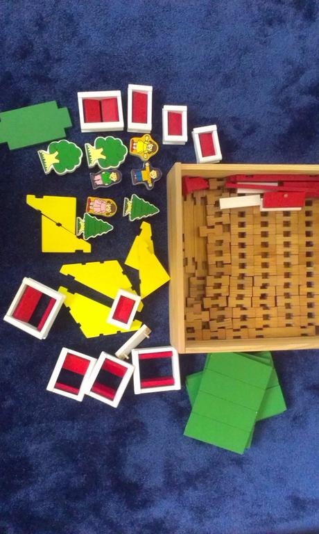 Drevený domček v drevenej krabici,