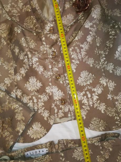 Luxusný kostým, 38