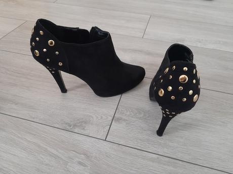 Čierne kotničky, 38