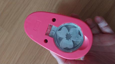 2 velke vysekavacky na papier, 