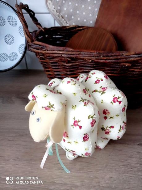 Roztomilá provance vidiecka ovečka super stav, 