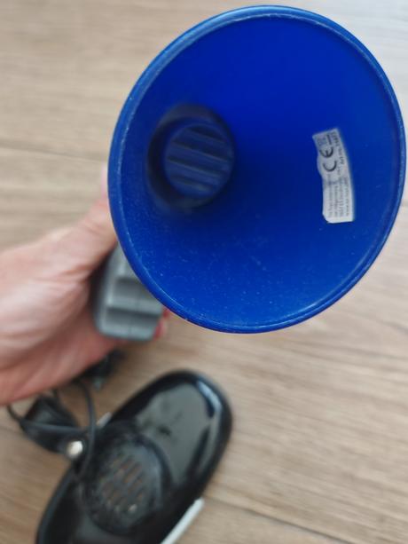 Policajná húkačka a megafón,