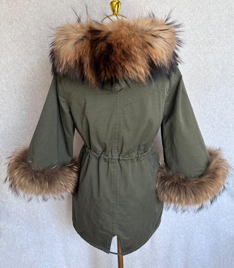 Štýlová khaki parka s kožušinovým lemovaním, s