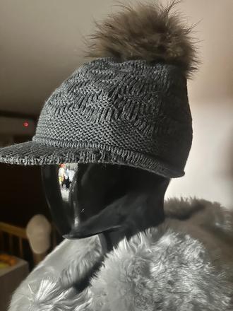 Zimná čiapka so šiltom a brmbolcom, 