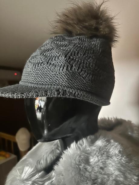 Zimná čiapka so šiltom a brmbolcom, 