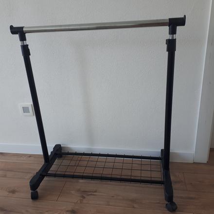 Posuvny vesiak na oblecenie, 