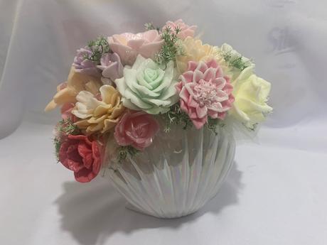 Mydlova kytica vo váze z mušle, 