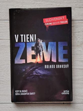 V tieni zeme - roland oravský,