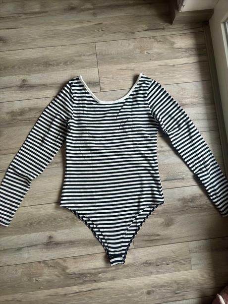 Pruhované body s hlbokým výstrihom vzadu., h&m,s