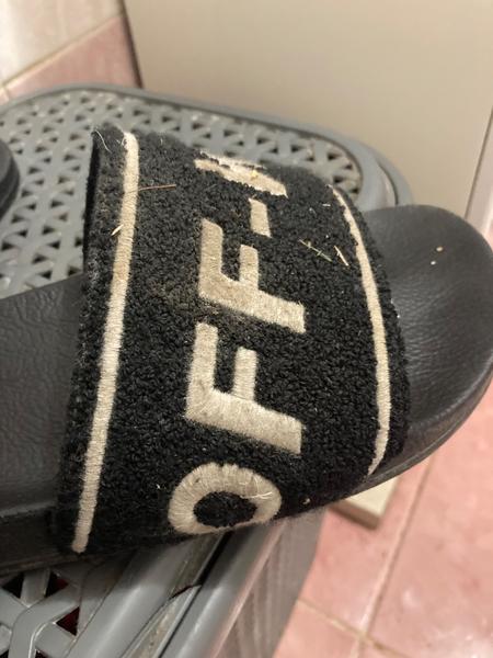 Ako šetrne vyčistiť šľapky bez poškodenia?