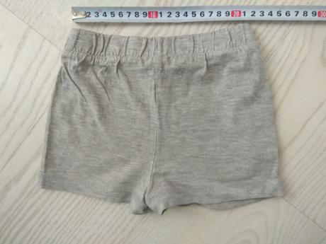 Šedé krátke kraťasy, 92