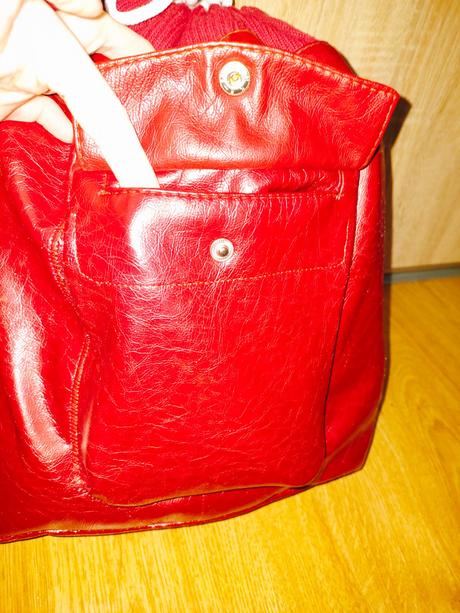 Červený výrazný ruksak,