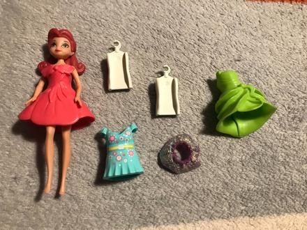 Babika mala výška cca 12 cm,plus saty a vesiaky,